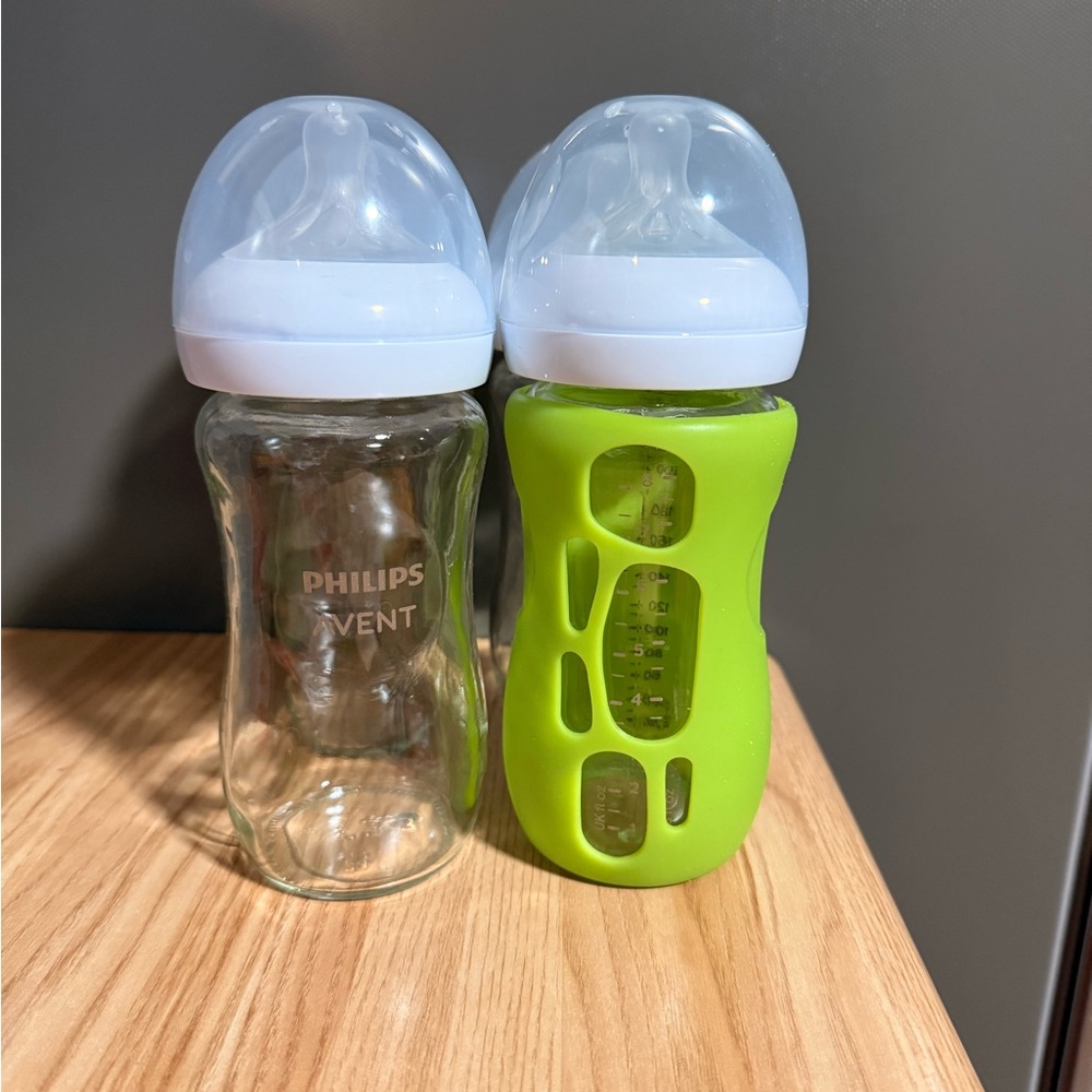 4 Philips Avent 8oz Glass Baby Bottles with OneGreen Sleeve